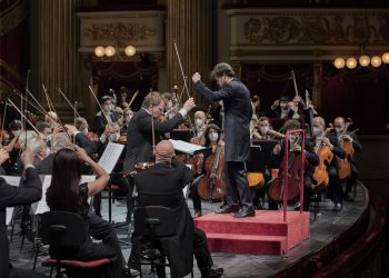 Juraj Valčuha guida i Filarmonici della Scala nel Novecento sovietico